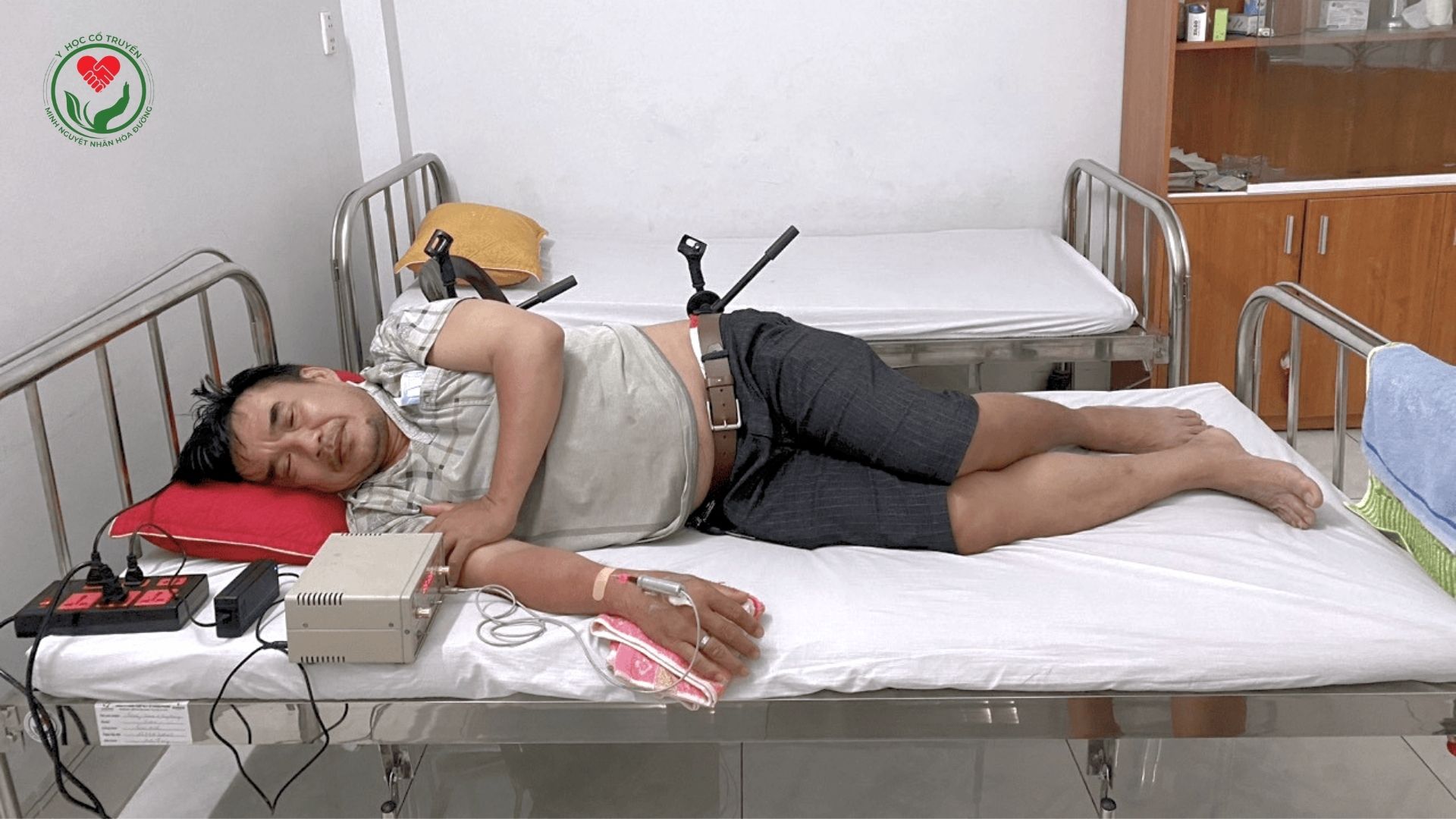 Điều trị bệnh nhân Thoái hóa đốt sống do chấn thương bằng thiết bị Quang trị liệu và Laser Nội tĩnh mạch tại Phòng khám Đông y Minh Nguyệt Nhân Hòa Đường